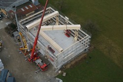 Aufrichtung der Abbundhalle im vollen Gange. 