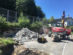 Start der Abbruch Arbeiten Garagen und Nebenräume